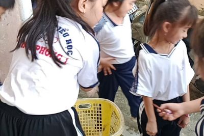 HỌC SINH LỚP 2A3 TRƯỜNG TIỂU HỌC VĨNH PHONG 1 TỰ TAY LÀM THIỆP TẶNG MẸ NHÂN NGÀY PHỤ NỮ VIỆT NAM 20/10