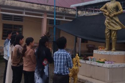 Tập thể giáo viên và học sinh Trường Tiểu học Vĩnh Phong 1 (điểm Cạnh Đền 1) bày tỏ lòng biết ơn Anh hùng dân tộc Nguyễn Trung Trực