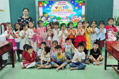 DƯỚI MỘT VẦNG TRĂNG – CHUNG MỘT MÁI TRƯỜNG